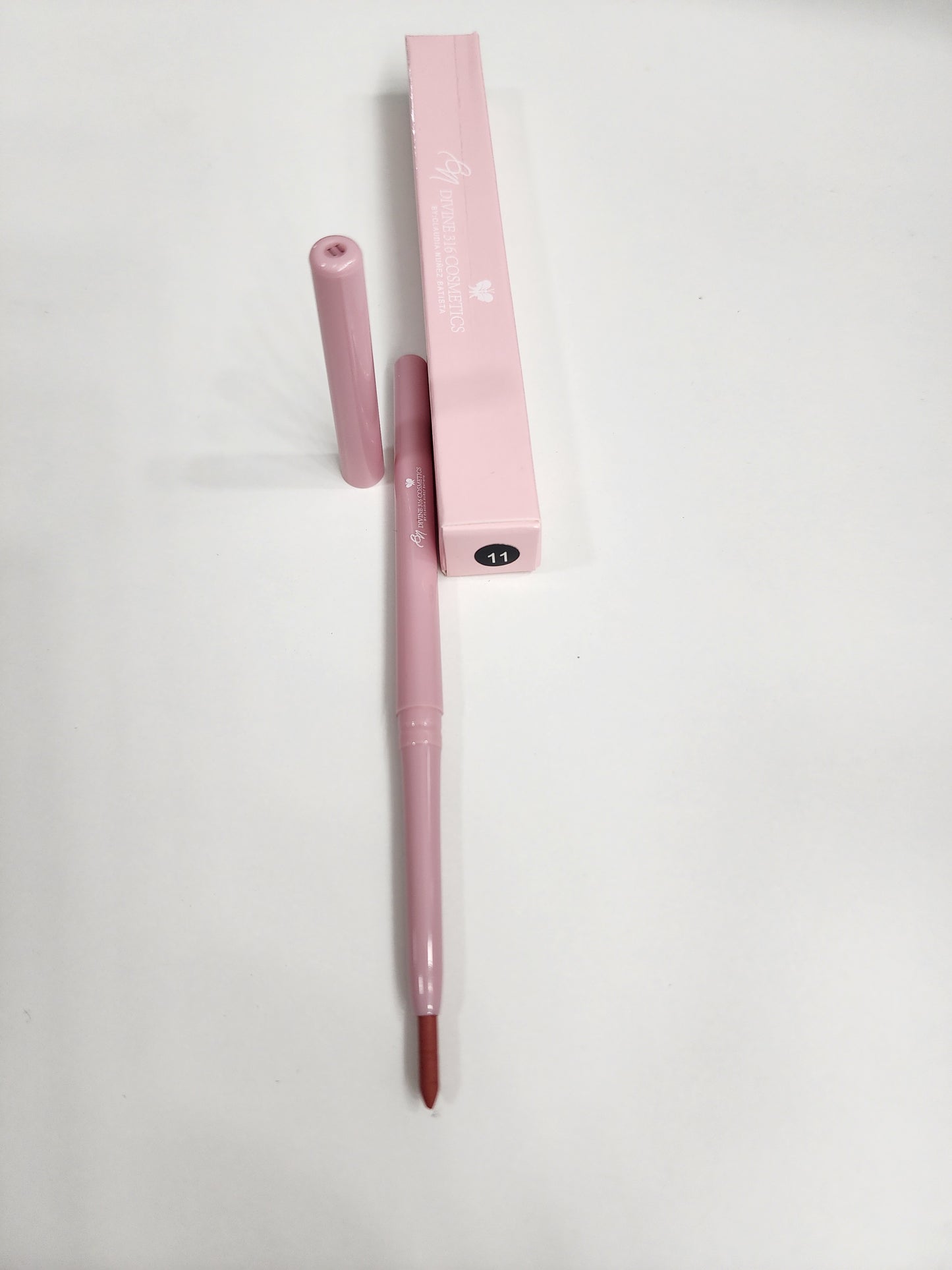 LAPIZ DELINEADOR PARA LABIOS RETRACTABLE