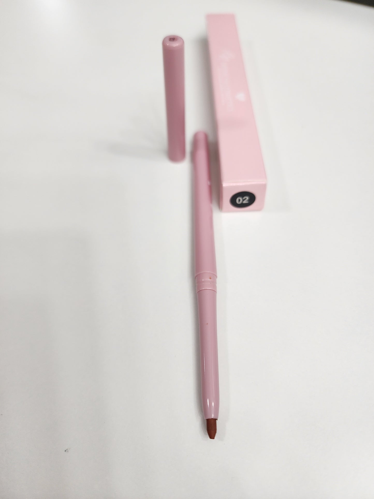 LAPIZ DELINEADOR PARA LABIOS RETRACTABLE